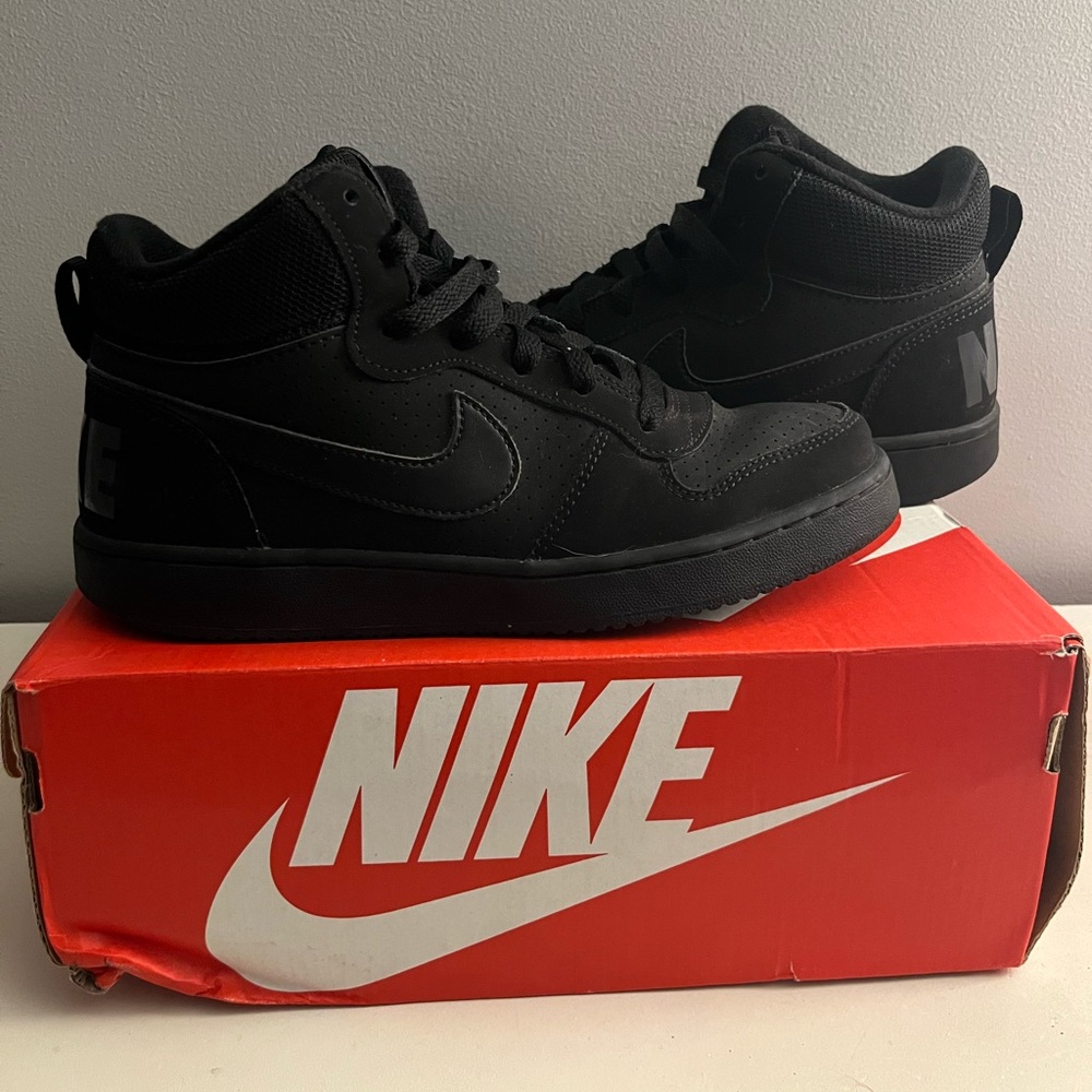 Nike Court Borough Mid